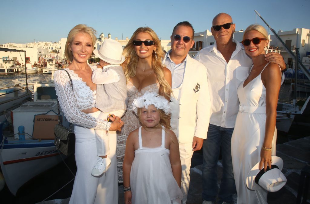 Read more about the article Thanasis Athanasiou – Dolly Fatsea: Three-day celebration of the baptism of their son in Paros