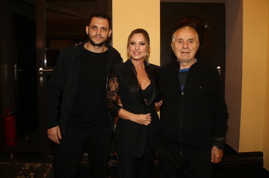 Read more about the article Peggy Zena appears at “FOS” in Gazi on a unique One Woman Show!