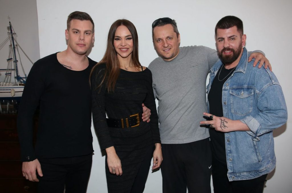 Read more about the article The hot kiss of Nikoletta Karra to the upcoming singer Andreas Stergiopoulos in the backstage of the videoclip for his new song entitled “You are celebrating” released by Panik Records