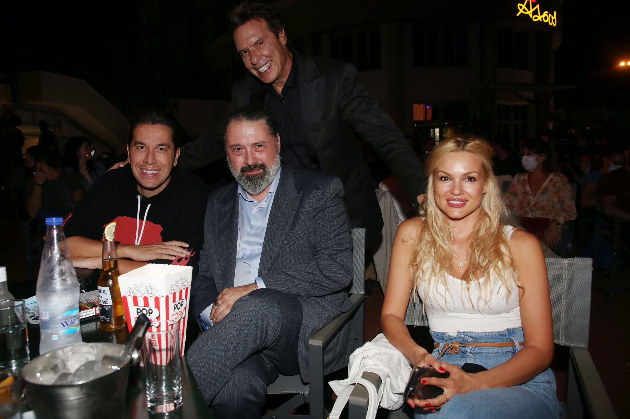 You are currently viewing Λαμπερές παρουσίες παρακολούθησαν την παράσταση του διάσημου Βρετανού stand-up comedian, Jimmy Carr, στο Θέατρο Άλσος.