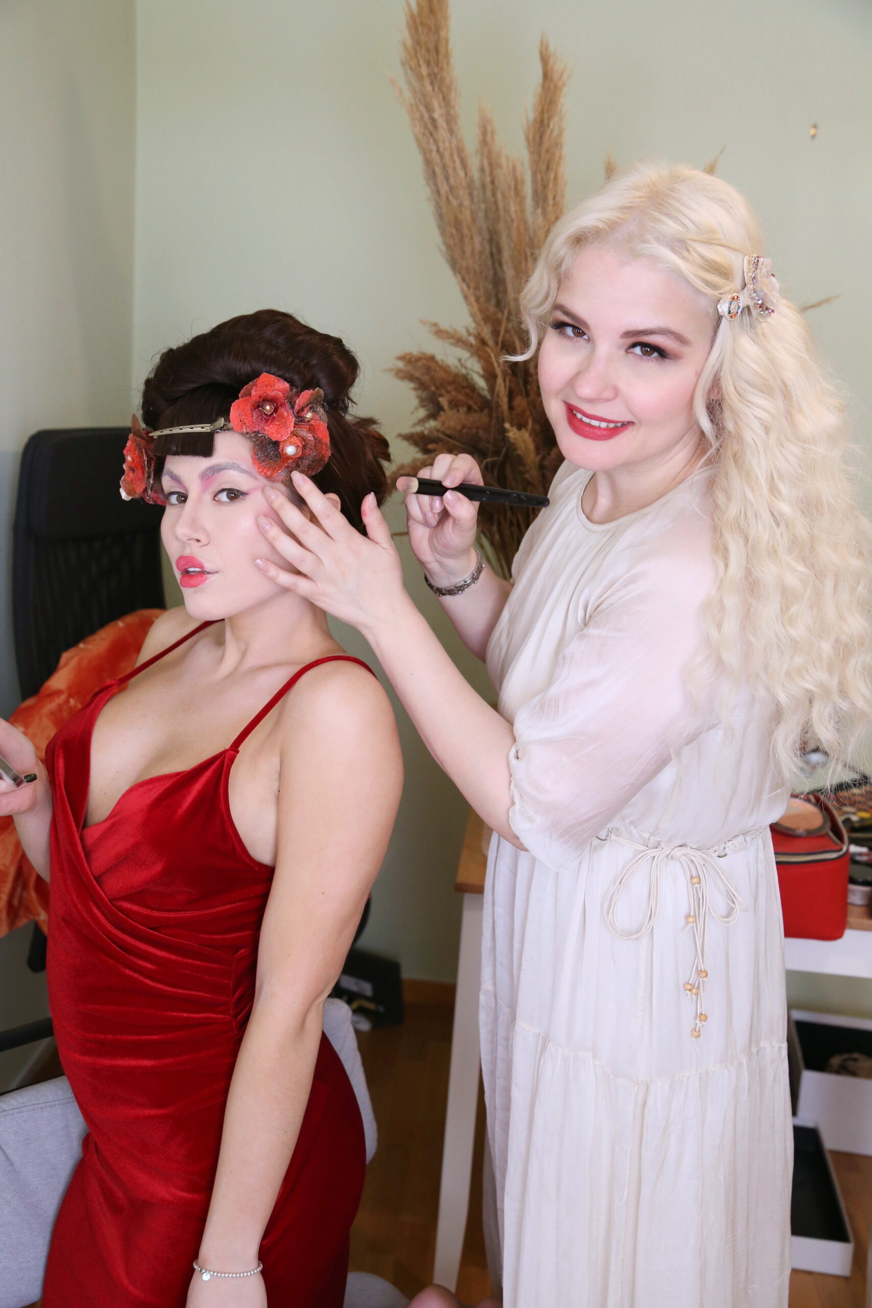 You are currently viewing Η pop star Έλενα Τσαγκρινού μεταμορφώνεται από τα μαγικά χέρια της hair expert Ιωάννας Τζάνη!