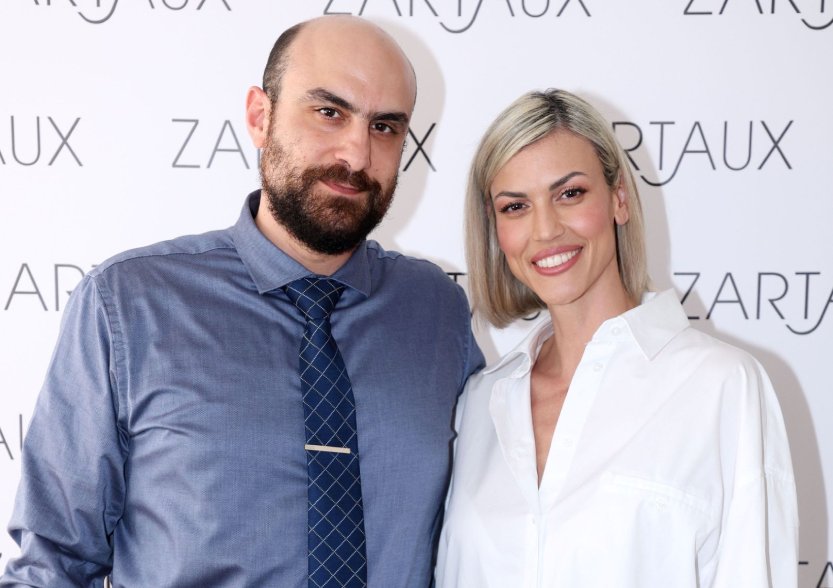 Read more about the article Backstage από τη φωτογράφιση της αγαπημένης influencer Βάσως Κολλιδά, που είναι το νέο πρόσωπο της κορυφαίας εταιρείας δερμοκαλλυντικών και ιατροτεχνολογικών σκευασμάτων “Zartaux”!