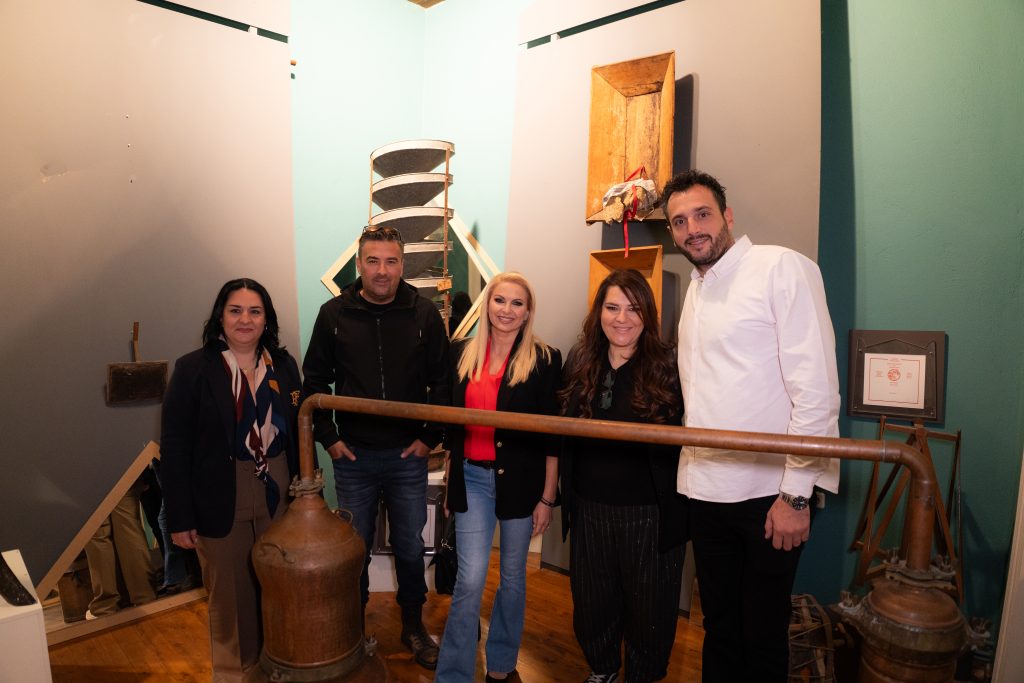 Read more about the article Πλήθος επισκεπτών στην Γιορτή Τσίπουρου και Αποσταγμάτων, που αναβίωσε μετά από 15 χρόνια με απόλυτη επιτυχία ο Δήμος Τυρνάβου!