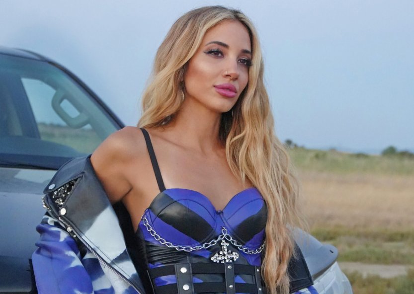 Read more about the article Backstage from…. “Boring”… the new dance hit of the multi -talented singer Lenia Razi, who leaves her own message about the relationships!