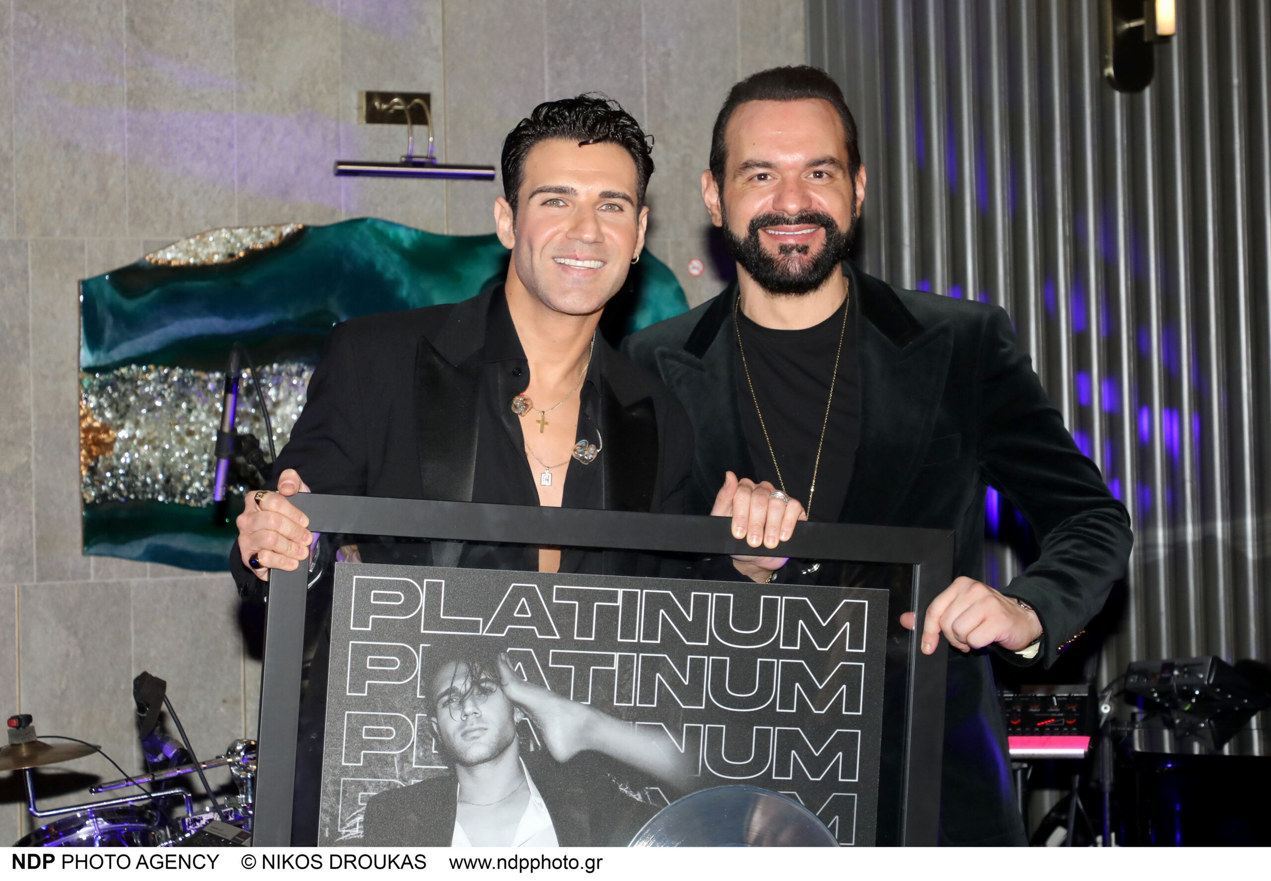 You are currently viewing Πέτρος Ιακωβίδης γιόρτασε με την πιο δυνατή «Καλησπέρα» την λαμπερή απονομή του πλατινένιου album του!