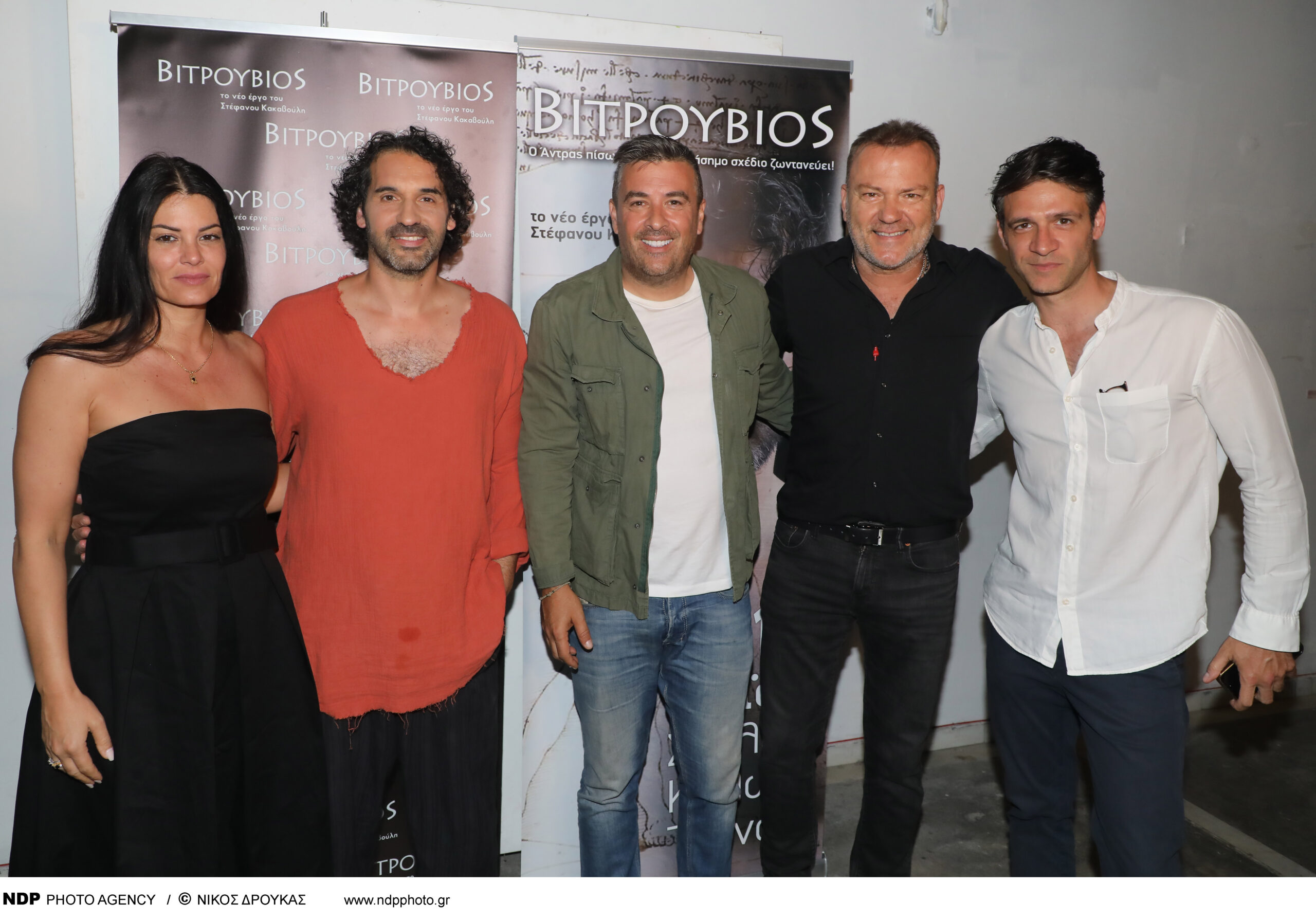 You are currently viewing “ΒΙΤΡΟΥΒΙΟΣ”: Ο εντυπωσιακός μονόλογος του Στέφανου Κακαβούλη, που ζωντανεύει στην σκηνή της “Ανωτάτης Σχολής Καλών Τεχνών”, αντλώντας έμπνευση από το διάσημο έργο του Leonardo Da Vinci, «ο Άνθρωπος του Βιτρούβιου».