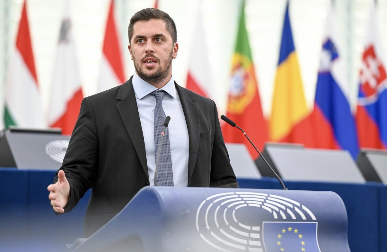 You are currently viewing Brain Drain: Ο Ευρωβουλευτής Εμμανουήλ Φράγκος αναλύει το σύγχρονο φαινόμενο και προτείνει τρόπους αντιμετώπισης του