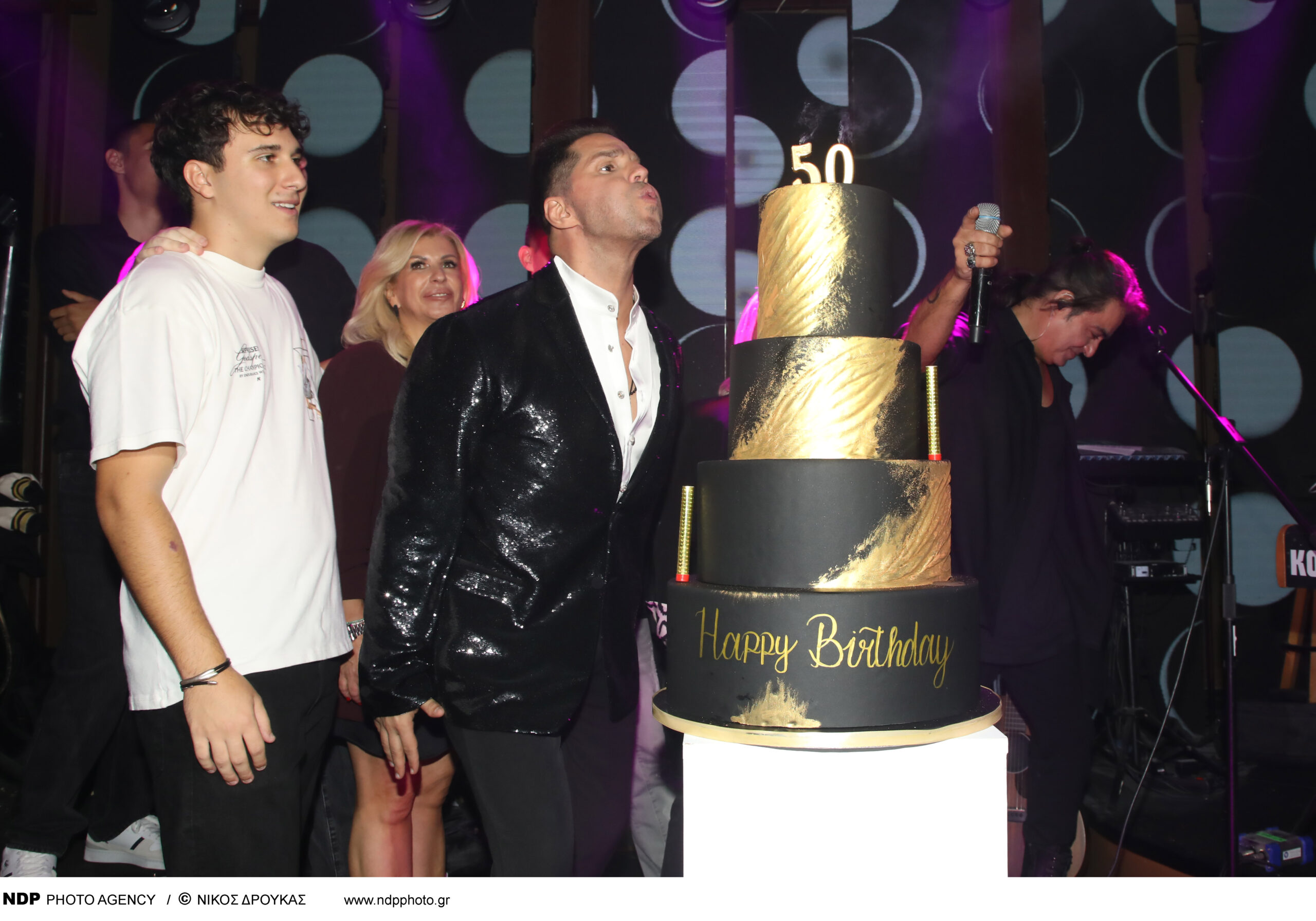 You are currently viewing Ο μοναδικός Γιώργος Τσαλίκης γιόρτασε τα 50 του χρόνια στο “Πάρτυ της ζωής του” έχοντας στο πλευρό του οικογένεια και φίλους! 