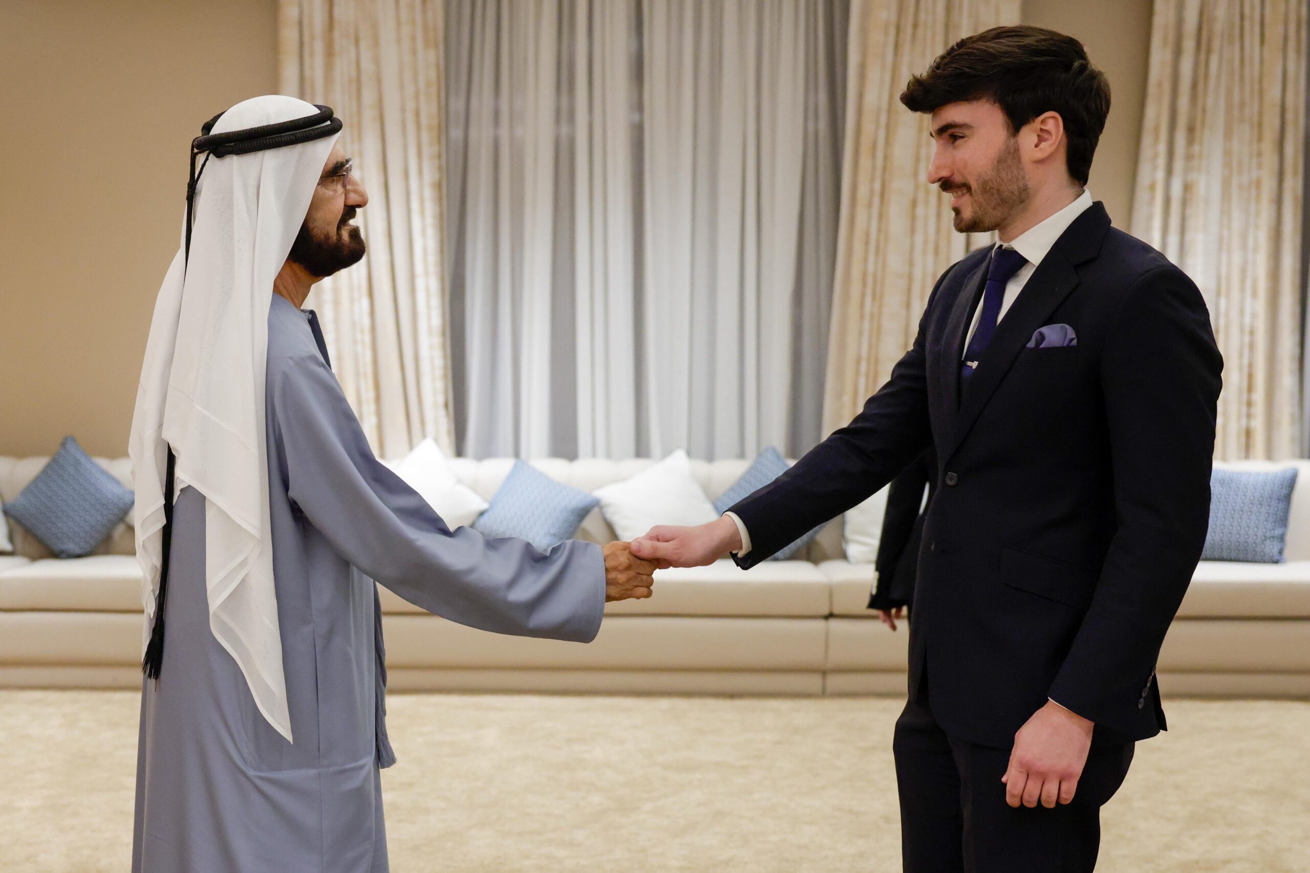 You are currently viewing Διεθνής επιτυχία στο Ντουμπάι για τον Έλληνα δικηγόρο Γιάννη Πετρά, εκπρόσωπο της νέας γενιάς των “future global leaders”, που διακρίθηκε σε πρόγραμμα υπό την αιγίδα του Σεϊχη του Dubai, Mohammed bin Rashid Al Maktoum!