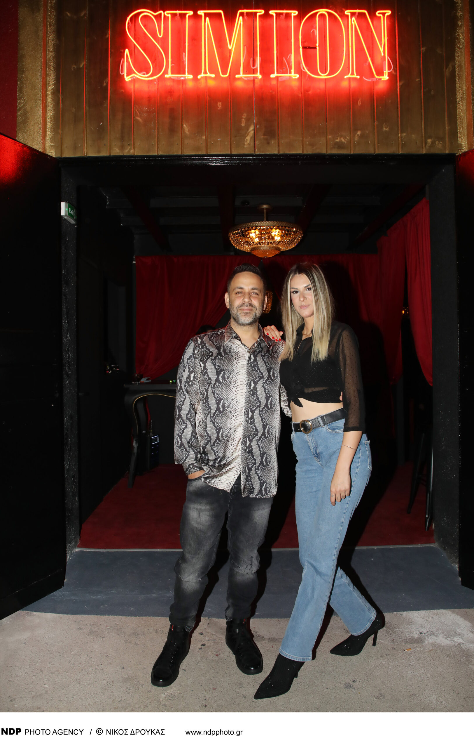 You are currently viewing Ο Γιώργος Γιαννιάς «ετοιμάζει ταξίδι» στο απόλυτο «Simion» της διασκέδασης στον Πειραιά, πραγματοποιώντας μία sold out πρεμιέρα με τη δική του «φεγγαρόσκονη» και έχοντας στο πλευρό του την ανερχόμενη Ρενέ Αγέρη!