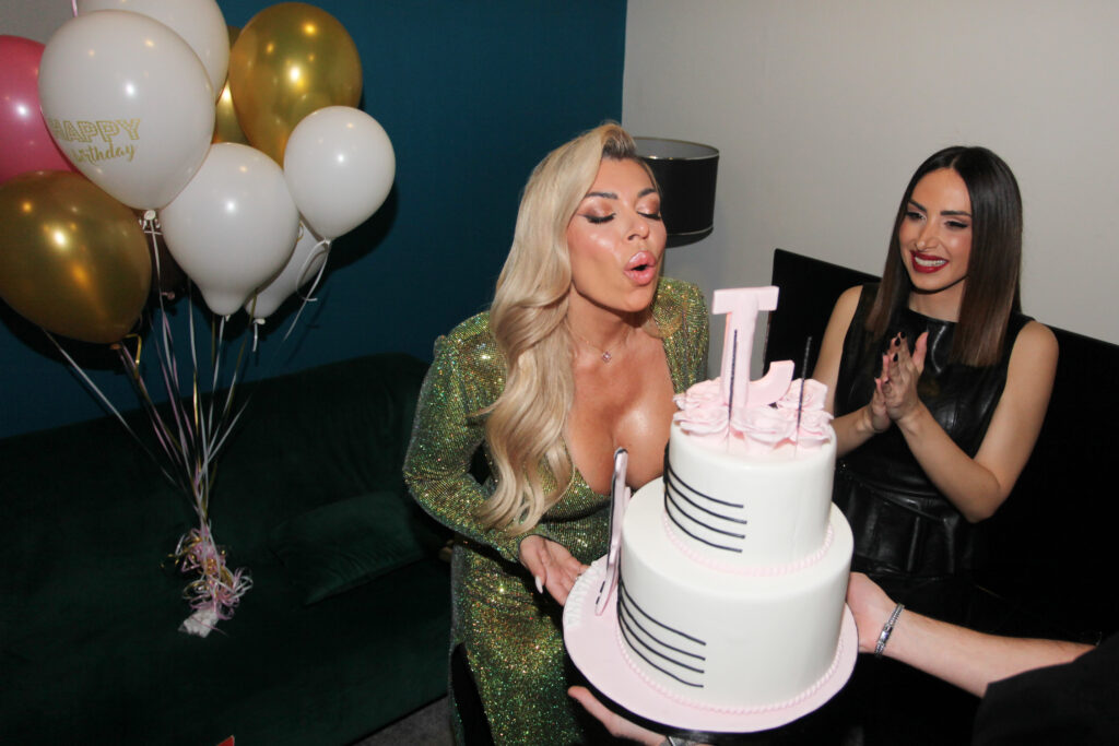 Read more about the article Εντυπωσιακό party έκπληξη για την αγαπημένη τραγουδίστρια Johanna στο “Vog Club Thessaloniki”!