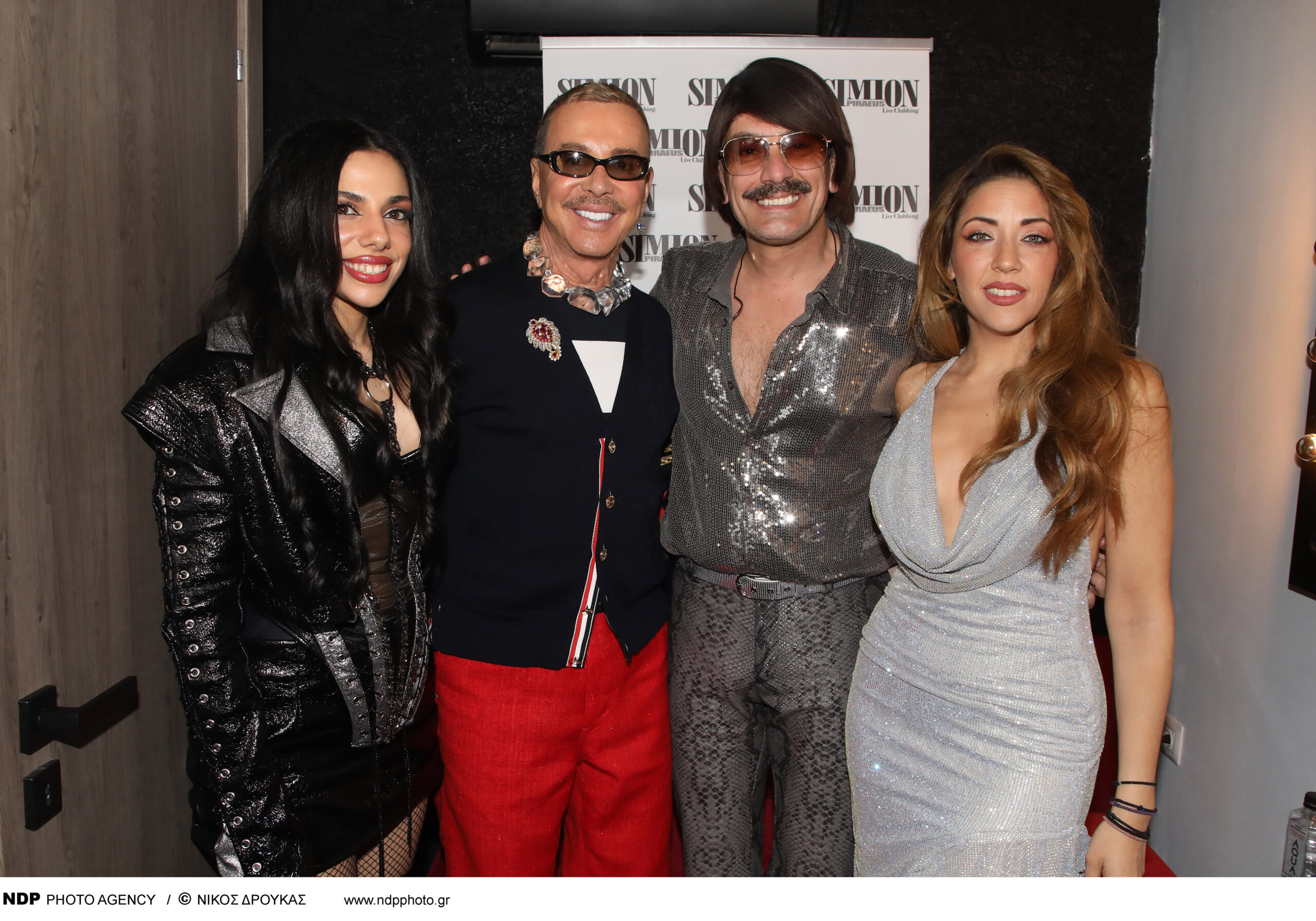 You are currently viewing Grand Premiere Night για το «Simion» με τον εντυπωσιακό performer Τόνι Σφήνο, εγκαινιάζοντας τις πιο δυνατές Κυριακές του Πειραιά!