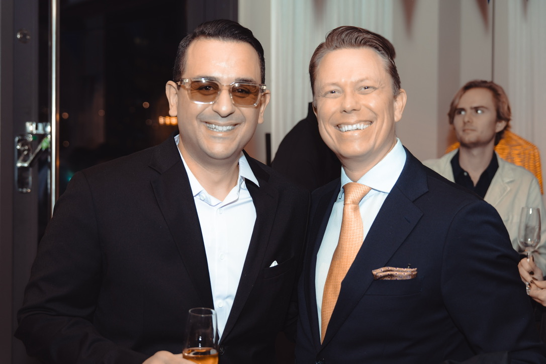 You are currently viewing Το πολυσυζητημένο βιβλίο «Ένα ταξίδι αυτοενδυνάμωσης» του Έλληνα Ομογενή Γιώργου Γουλτίδη, που ήρθε να αλλάξει το mindset μιας ολόκληρης γενιάς, συνεχίζει να ταξιδεύει σε ολόκληρη την Ευρώπη.