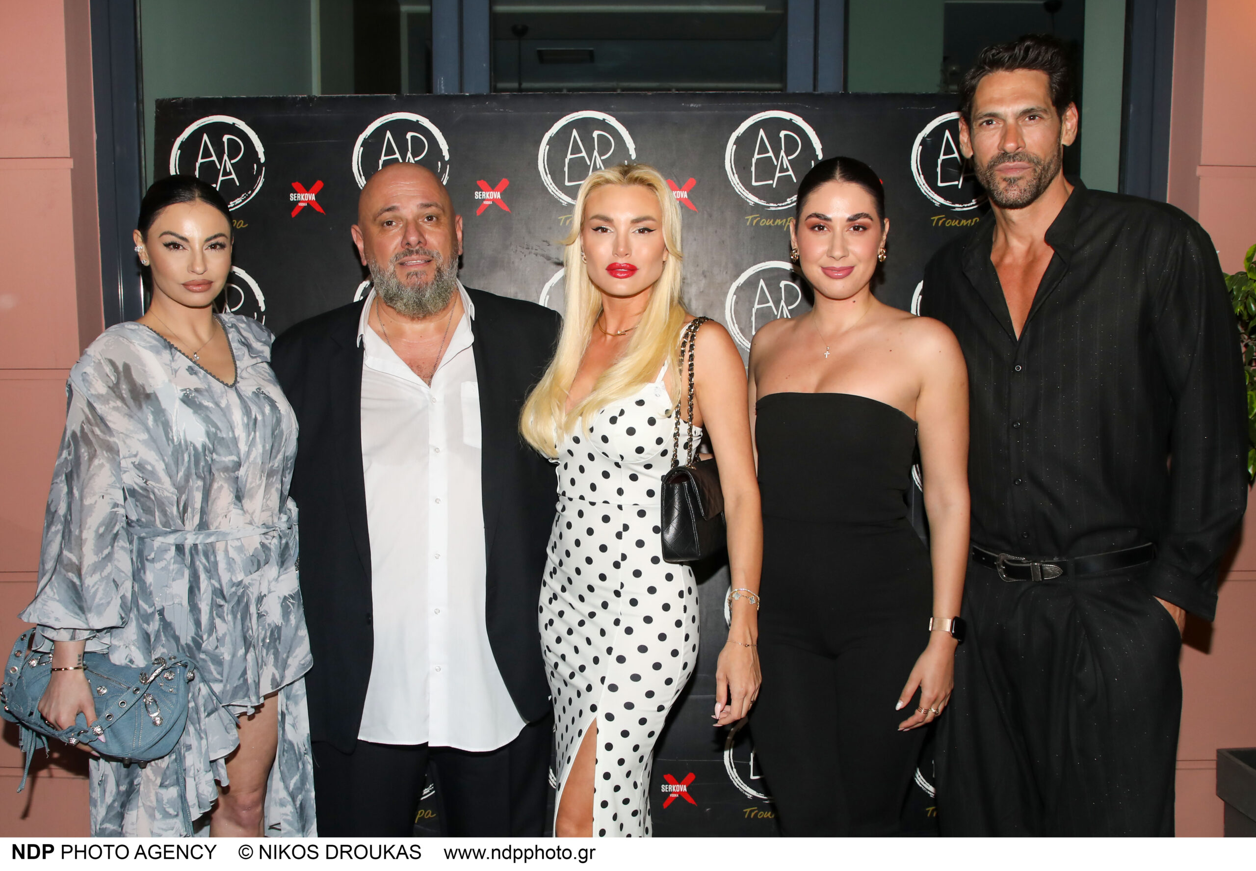 You are currently viewing Λαμπερές παρουσίες και φίλοι σε ένα μοναδικό party για τον εορτασμό των 9 χρόνων του “Apla Troumpa” club, στην καρδιά του Πειραιά!