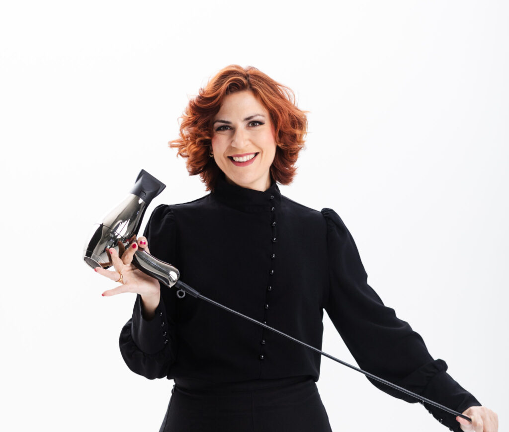 Read more about the article H γνωστή hairstylist, επιχειρηματίας και δημιουργός του premium salon brand “MAGIO Hair Experience” Μαρία Καμαριανάκη, κατέκτησε τα Ηνωμένα Αραβικά Εμιράτα!